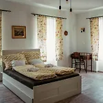 Fuestifecske Apartmanhaz Apartmán *