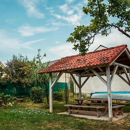 Fuestifecske Apartmanhaz